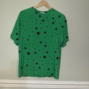 Zenana Outfitters Green Star Print Short Sleeve Tee Size Small